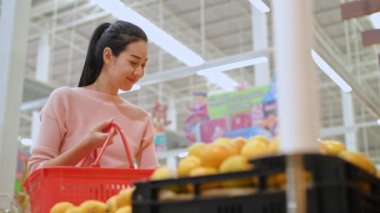 4k Kararlılığın alışveriş kavramları. Asyalı kadınlar alışveriş merkezinde meyve alıyorlar..