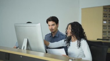 4k Kararlılığın iş konsepti. Bir grup Asyalı iş adamı işlerini özetliyor ve ofiste fikirler üretiyorlar. Sıradan iş planı.