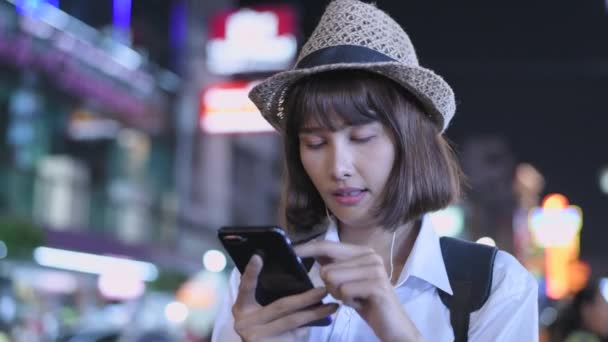 Cestovní Koncept Rozlišení Asijská Žena Rozhodla Poslouchat Hudbu Svém Telefonu — Stock video