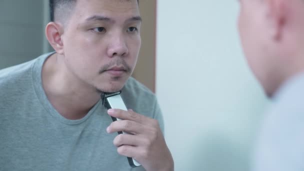 4K分辨率的健康概念 年轻的亚洲男人在浴室刮胡子照照镜子 — 图库视频影像
