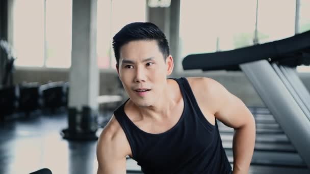 Fitness Konsepti Çözünürlük Genç Asyalı Erkekler Spor Salonunda Dambılları Kaldırıyor — Stok video