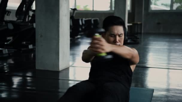 Concepto Fitness Resolución Asiático Atleta Masculino Entrenamiento Abs Con Mancuernas — Vídeo de stock