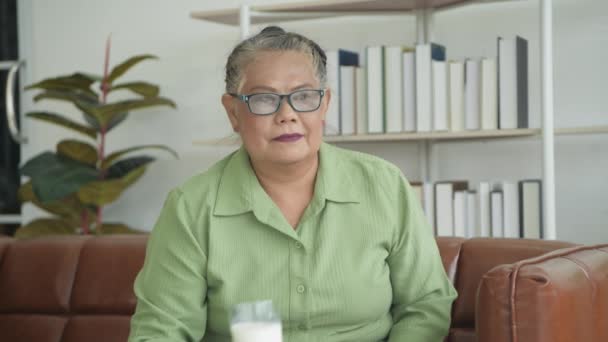 Conceptul Sănătate Rezoluției Asiatic Bătrân Femeie Bea Lapte Casa — Videoclip de stoc