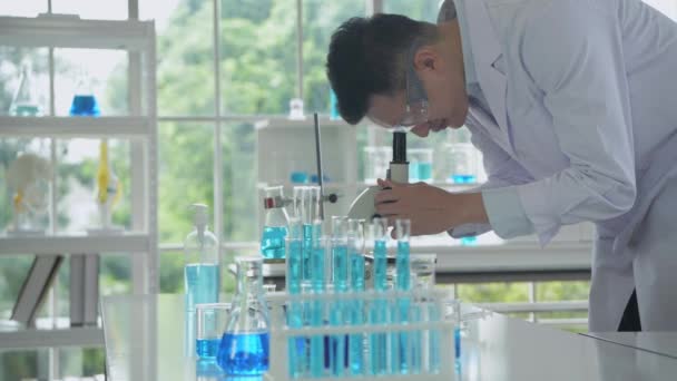 Concepto Investigación Resolución Científicos Asiáticos Están Examinando Anomalía Con Microscopio — Vídeo de stock