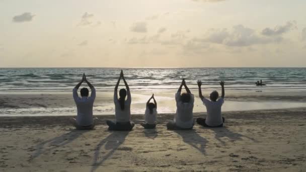 Holiday Concept Resolution Everyone Family Doing Yoga Beach Summer Vacation — Stockvideo