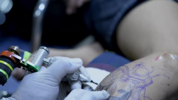 Tatueringskoncept För Upplösning Tatueraren Jobbar Kontoret — Stockvideo