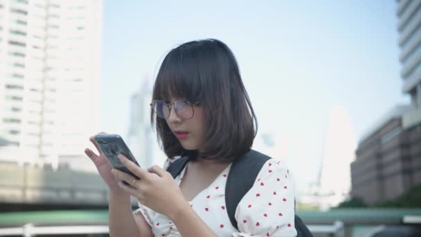 4K決議のホリデーコンセプト 都市で電話を使用するアジアの女性 — ストック動画