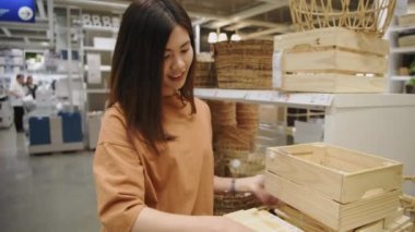 Alışveriş konsepti 4k Çözünürlük. Alışveriş merkezinde ambalaj seçen Asyalı kadın..