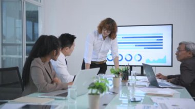 4k Kararlılığın iş konsepti. İş adamları ortaklarıyla konferans odasında buluşuyor..