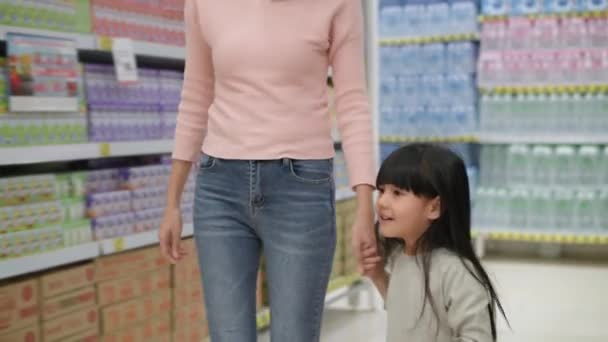 4K解像度のショッピングコンセプト アジアの母親はデパートでスナックを買うために娘を取ります — ストック動画
