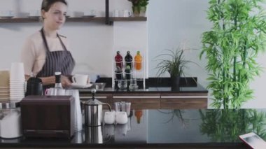 Kafe konsepti 4k Kararlılık. Kahveci dükkandaki müşterilere kahve kupaları dağıtıyor..