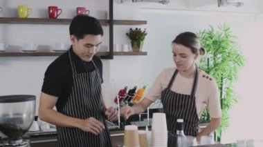 Kafe konsepti 4k Kararlılık. Kahveci dükkandaki makineyle kahve yapıyor..