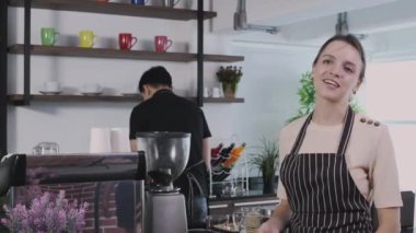 Kafe konsepti 4k Kararlılık. Dükkan sahibi, kafe çalışanlarının iş akışını sunuyor..