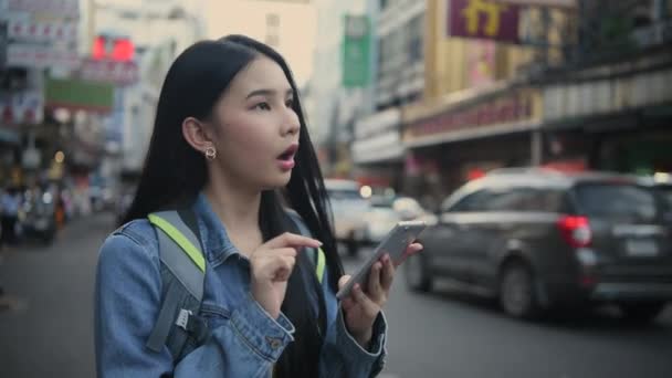 Travel Concept Resolution Asian Woman Using Phone Road While Traveling — Vídeo de Stock