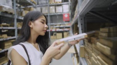 Alışveriş konsepti 4k Çözünürlük. Asyalı kızlar depolardan ürün seçiyorlar.