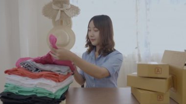 4k Kararlılığın iş konsepti. Asyalı kadın evde mal tarıyor. bilgisayarlı veri toplama.