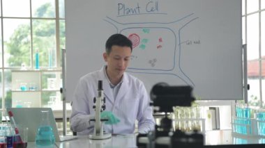 Araştırma konsepti 4K çözünürlüğü. Laboratuvarda çalışan Asyalı erkek bilim adamı.