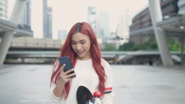 Tatil konsepti 4k Çözünürlük. Şehirde cep telefonu çalan Asyalı kadın..