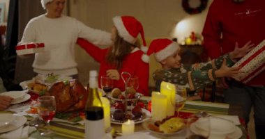 Noel konsepti 4k Kararlılık. Bir Rus ailesi evde festival gününü kutluyor..