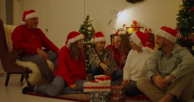 Noel konsepti 4k Kararlılık. Bir Rus ailesi Noel 'i evde kutlamak için toplanıyor..