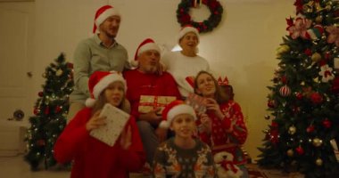 Noel konsepti 4k Kararlılık. Bir Rus ailesi evlerinde birlikte şarkı söylüyor..