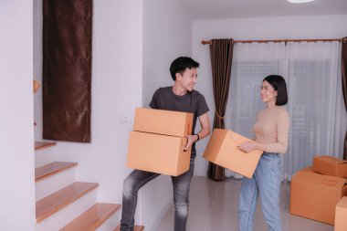 Birkaç kutu yeni eve taşınıyor.