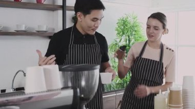Kafe konsepti 4k Kararlılık. Kahveci dükkandaki makineyle kahve yapıyor..