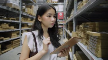 Alışveriş konsepti 4k Çözünürlük. Depoda mal arayan genç kadınlar..