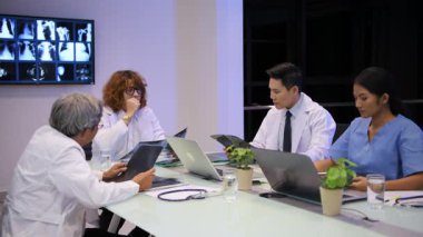 4k çözünürlüğünün tıbbi kavramları. Doktor ofiste buluşacak..