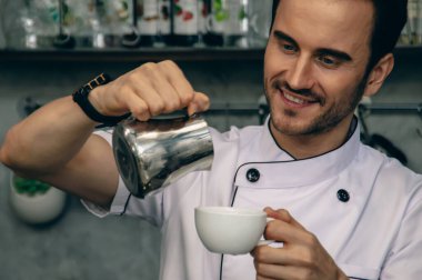 Yetenekli bir barista, modern bir kafe ortamında kahve yapma sanatını sergileyerek, titizlikle kahve doldurur..