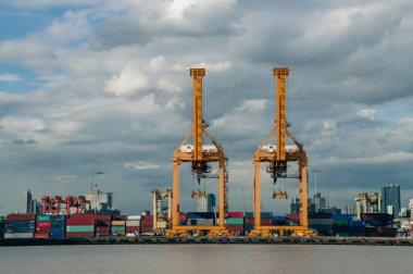 Rıhtımdaki sanayi turnaları, hareketli bir liman ortamında nakliye ve taşımayı kolaylaştırıyor..