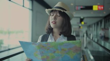 4k Kararlılığın Turizm konsepti. Turistik yerler arayan Asyalı kadınlar.