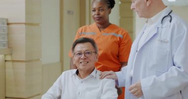 Hastane konsepti 4k Kararlılık. Doktor hastane koridorunda hastayla konuşuyor..