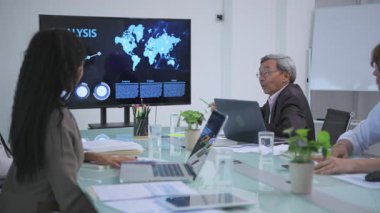 4k Kararlılığın iş konsepti. Bir grup iş adamı ofiste toplanıyor..