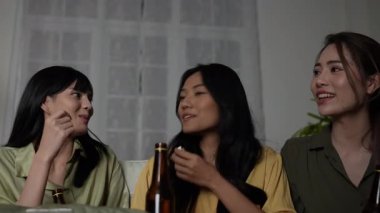 Tatil konsepti 4k Çözünürlük. Evde birlikte film izleyen Asyalı kadınlar. Eğlenceli ve heyecan verici eğlence aktiviteleri.