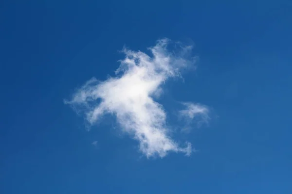 清澈的蓝天背景上 薄薄的薄雾像一团蓬松的纯棉白云 — 图库照片