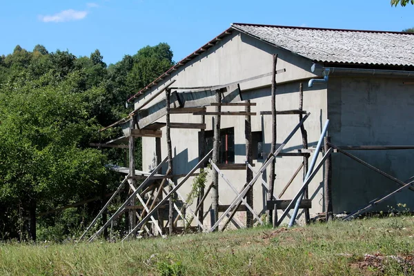 Industrielagerhalle Mit Zwei Kleinen Fenstern Und Hausgemachtem Holzgerüst Vorbereitet Für — Stockfoto