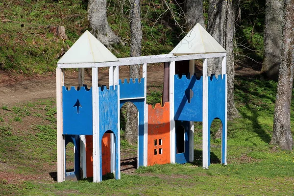 Dilapiderade Gamla Trä Barn Lekplats Slott Med Bleka Röda Blå — Stockfoto