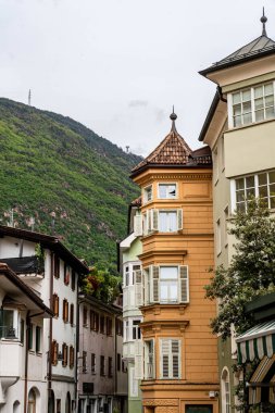 Mankafa şehri etkileyici bir dağ manzarasıyla çevrilidir. Hangi sokakta yürürsen yürü, dağlar sana eşlik eder..