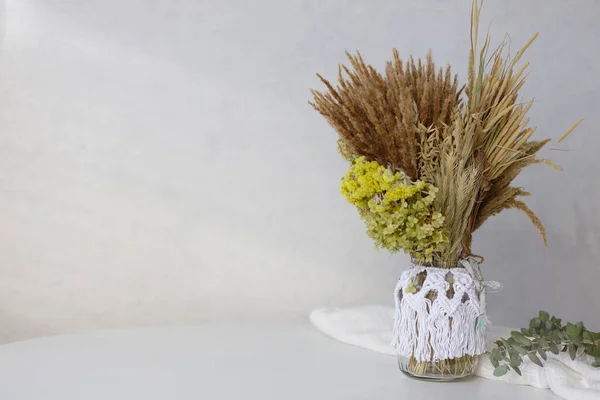 Arreglo Minimalista Escandinavo Con Flores Secas Jarrón Macramé Sobre Una — Foto de Stock