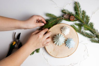  Noel ağacı dallarından bir kompozisyon hazırlayan bir kızın elleri. Noel, kış tatili, yeni yıl konsepti. Yüksek kalite fotoğraf