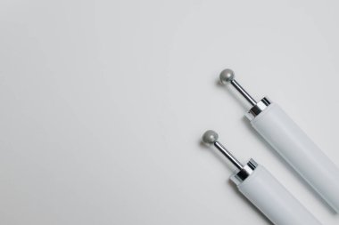  Mikro akım ekipmanları beyaz masadaki boş alana yakın çekim. Yüksek kalite fotoğraf