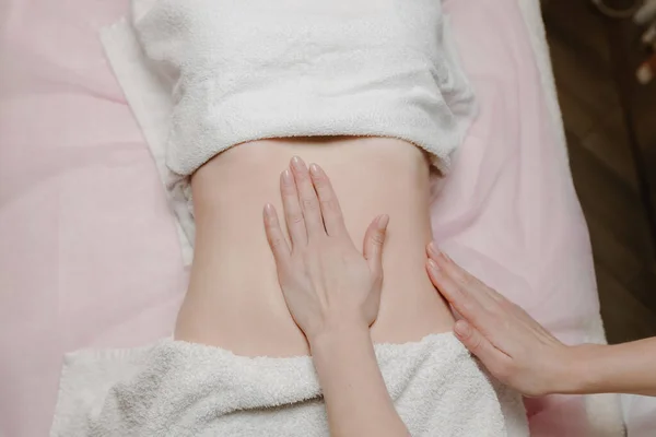 Close Uma Massagista Sexo Feminino Massageando Abdômen Uma Mulher Spa — Fotografia de Stock