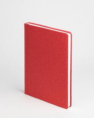  Beyaz arka plandaki masada duran kırmızı boş günlük. Yüksek kalite fotoğraf