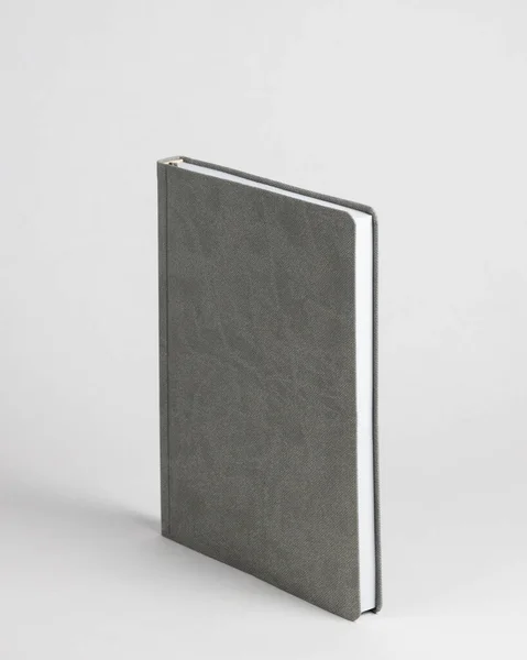 Graues Leeres Schreibtischtagebuch Isoliert Auf Weißem Hintergrund Hochwertiges Foto — Stockfoto