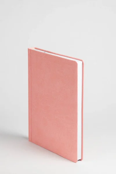 Rosa Tagebuch Steht Auf Einem Tisch Auf Weißem Hintergrund Seitenansicht — Stockfoto