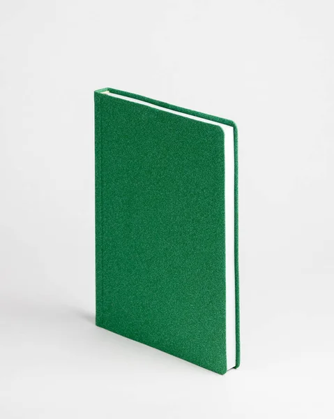 Grünes Geschlossenes Tagebuch Das Auf Einem Tisch Auf Weißem Hintergrund — Stockfoto