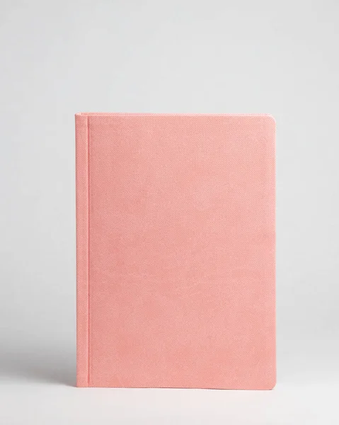 Rosa Tagebuch Steht Auf Einem Tisch Auf Weißem Hintergrund Vorderseite — Stockfoto