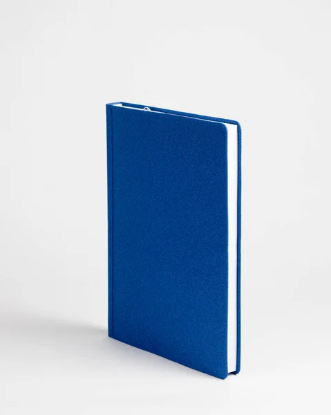 Blaues Geschlossenes Notizbuch Stehen Auf Weißem Hintergrund Seitenansicht Hochwertiges Foto — Stockfoto