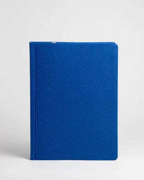 Ein Blaues Geschlossenes Tagebuch Das Auf Einem Tisch Vor Weißem — Stockfoto